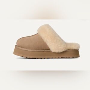 Trendy Women's Tan Shearling Slip-On Slippers - NWOT